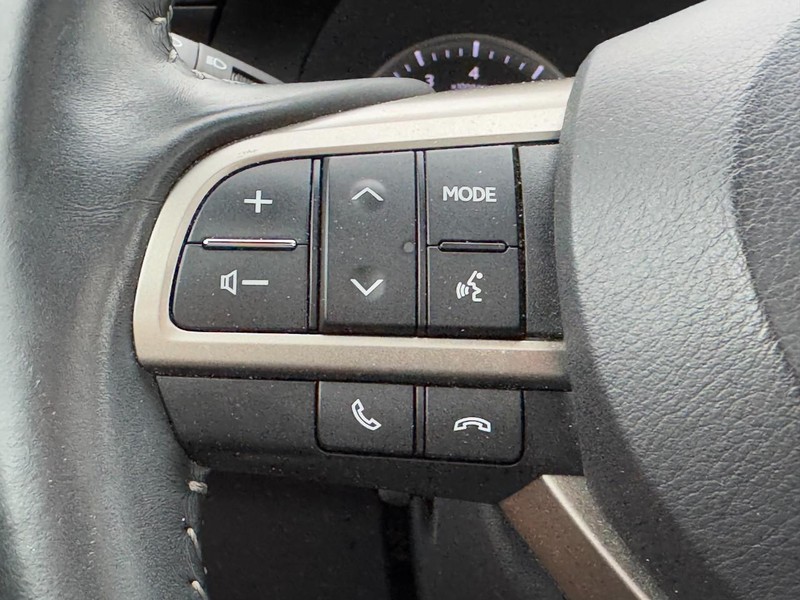 Lexus ES Vehicle Full-screen Gallery Image 16