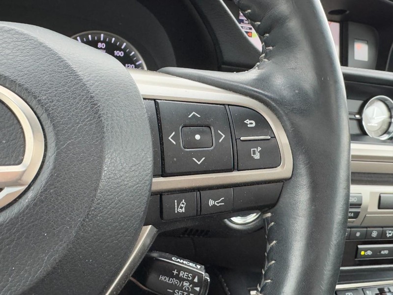 Lexus ES Vehicle Full-screen Gallery Image 17