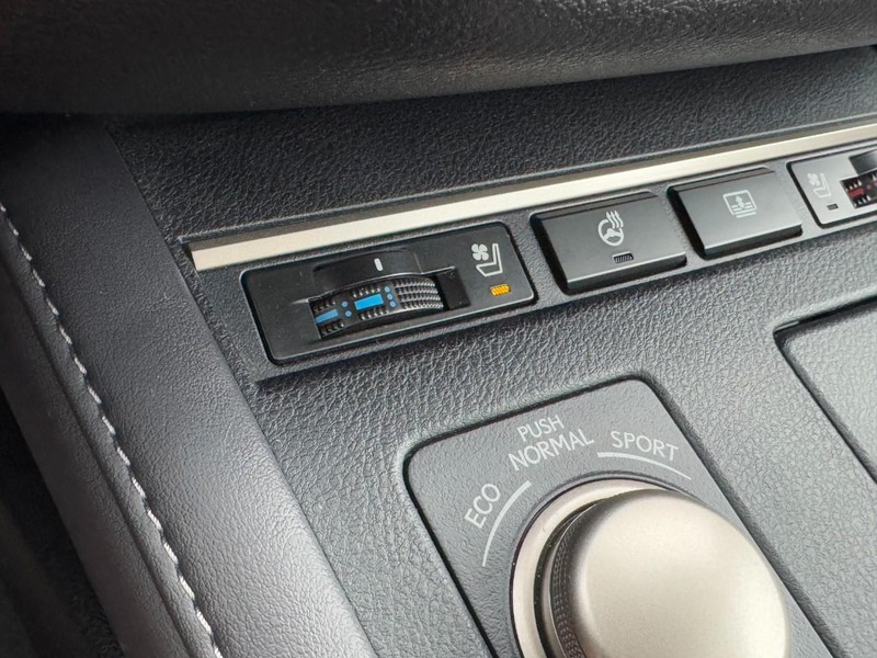 Lexus ES Vehicle Full-screen Gallery Image 19