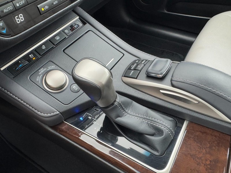 Lexus ES Vehicle Full-screen Gallery Image 20