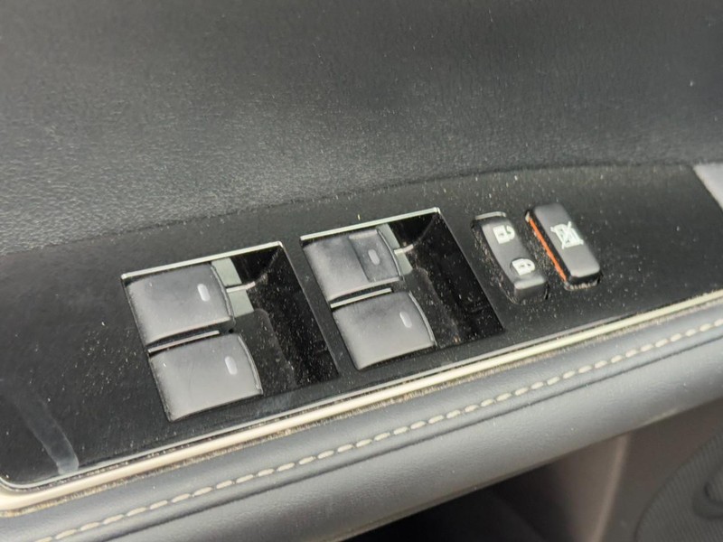Lexus ES Vehicle Full-screen Gallery Image 23