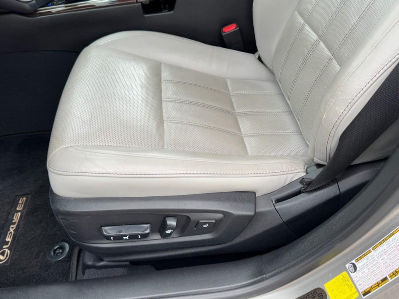 Lexus ES Vehicle Full-screen Gallery Image 24