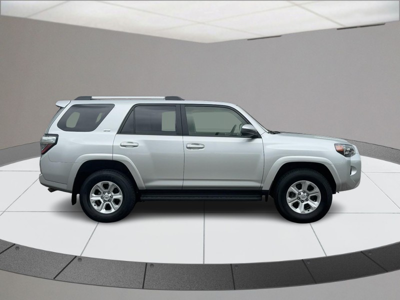 Toyota 4Runner Vehicle Full-screen Gallery Image 02