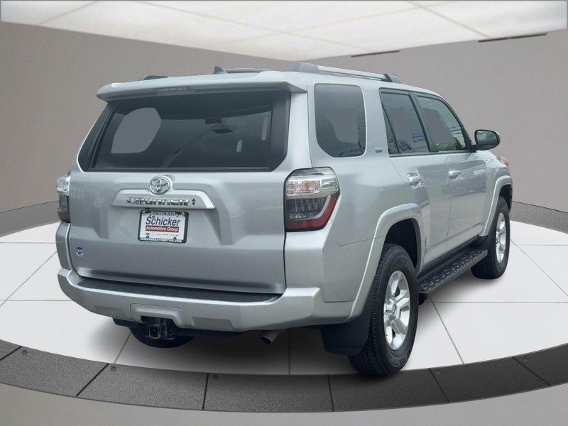 Toyota 4Runner Vehicle Full-screen Gallery Image 03