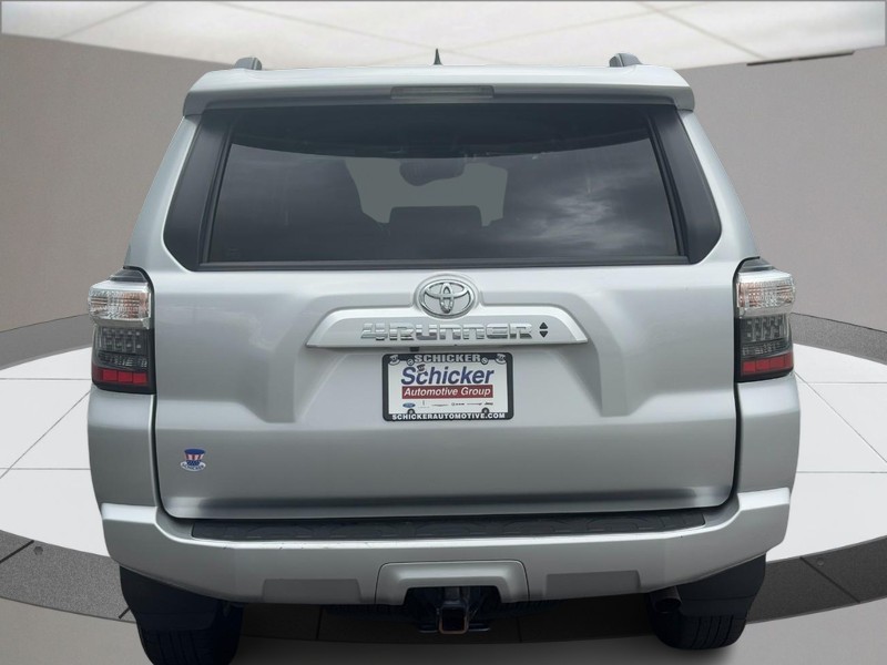 Toyota 4Runner Vehicle Full-screen Gallery Image 04