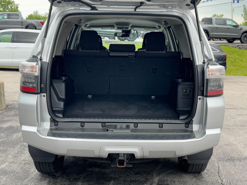 Toyota 4Runner Vehicle Full-screen Gallery Image 05