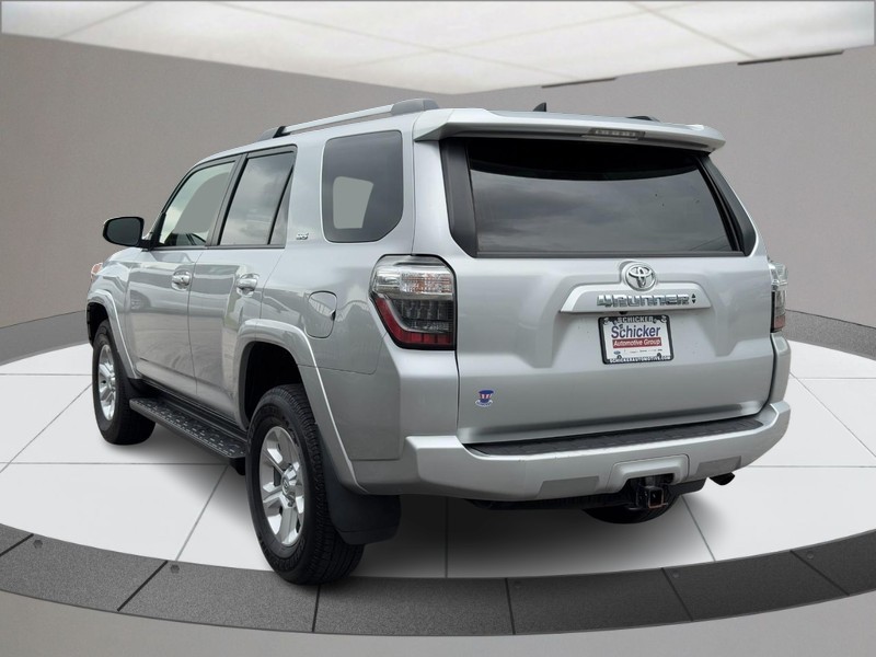 Toyota 4Runner Vehicle Full-screen Gallery Image 06