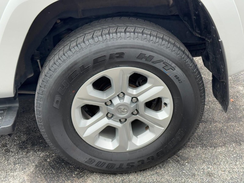 Toyota 4Runner Vehicle Full-screen Gallery Image 07