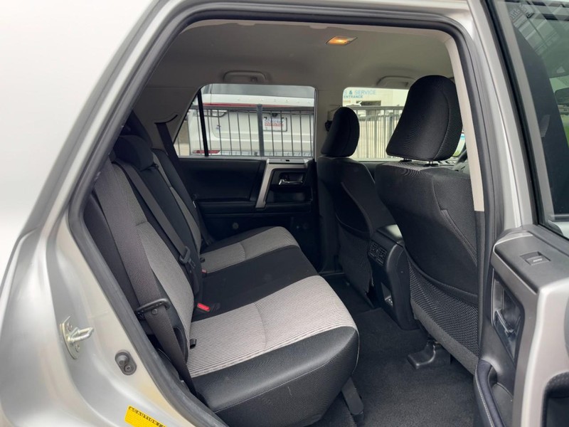 Toyota 4Runner Vehicle Full-screen Gallery Image 10