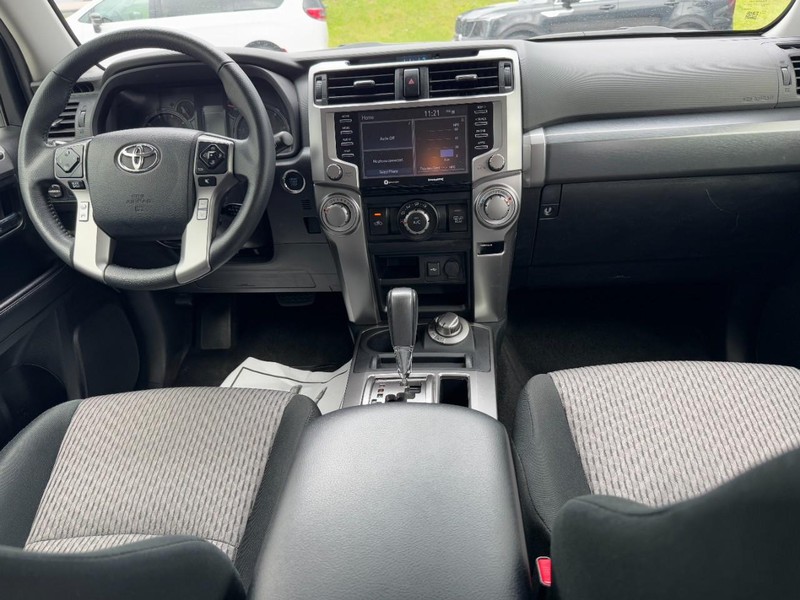 Toyota 4Runner Vehicle Full-screen Gallery Image 11
