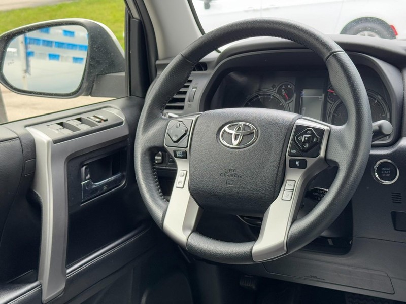 Toyota 4Runner Vehicle Full-screen Gallery Image 12