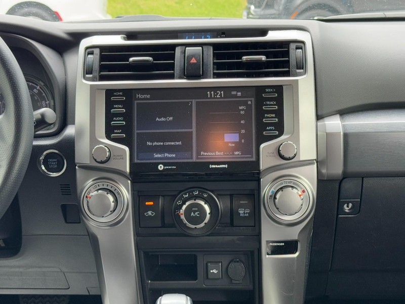 Toyota 4Runner Vehicle Full-screen Gallery Image 13