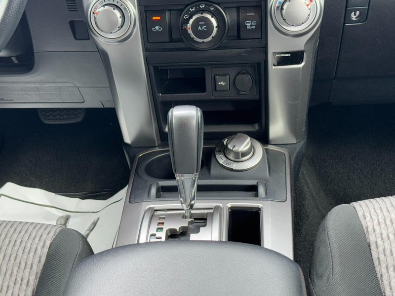 Toyota 4Runner Vehicle Full-screen Gallery Image 14