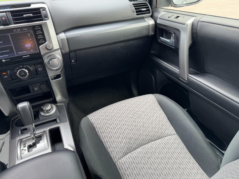 Toyota 4Runner Vehicle Full-screen Gallery Image 15