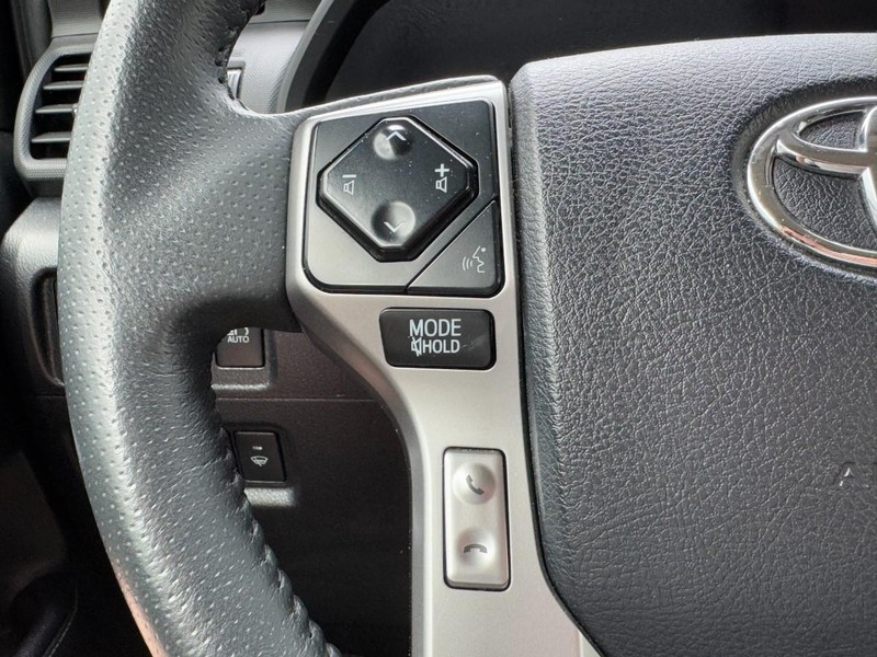 Toyota 4Runner Vehicle Full-screen Gallery Image 16