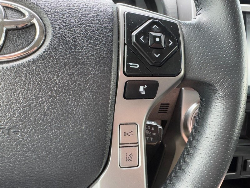 Toyota 4Runner Vehicle Full-screen Gallery Image 17
