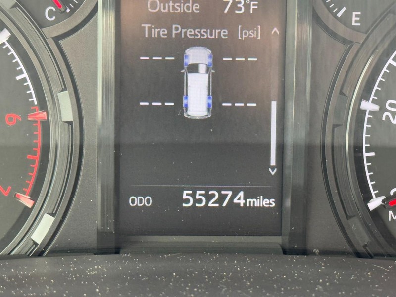 Toyota 4Runner Vehicle Full-screen Gallery Image 18