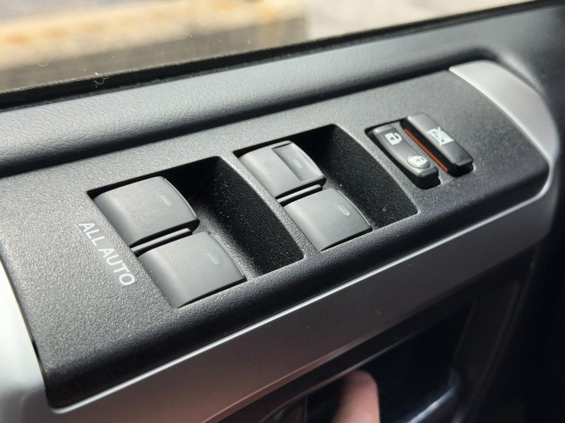 Toyota 4Runner Vehicle Full-screen Gallery Image 21