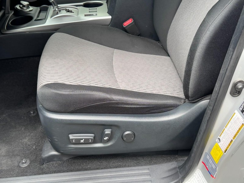 Toyota 4Runner Vehicle Full-screen Gallery Image 22