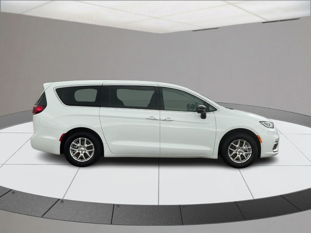 2024 Chrysler Pacifica Touring L's photo