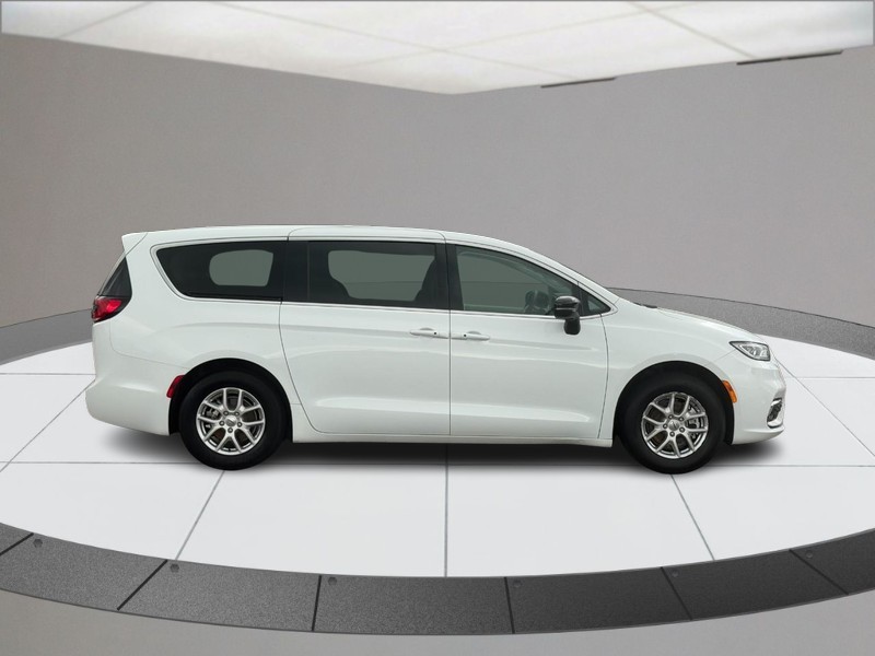 Chrysler Pacifica Vehicle Full-screen Gallery Image 02