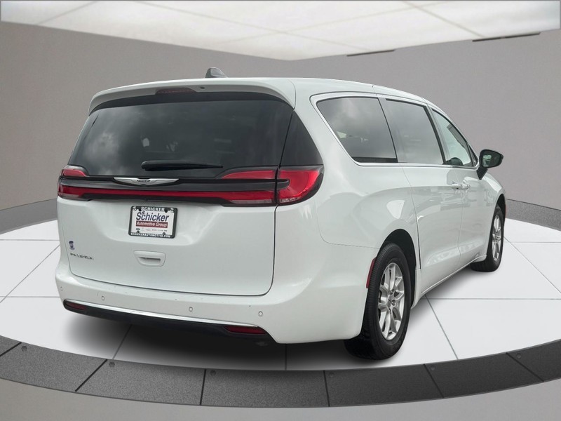 Chrysler Pacifica Vehicle Full-screen Gallery Image 03