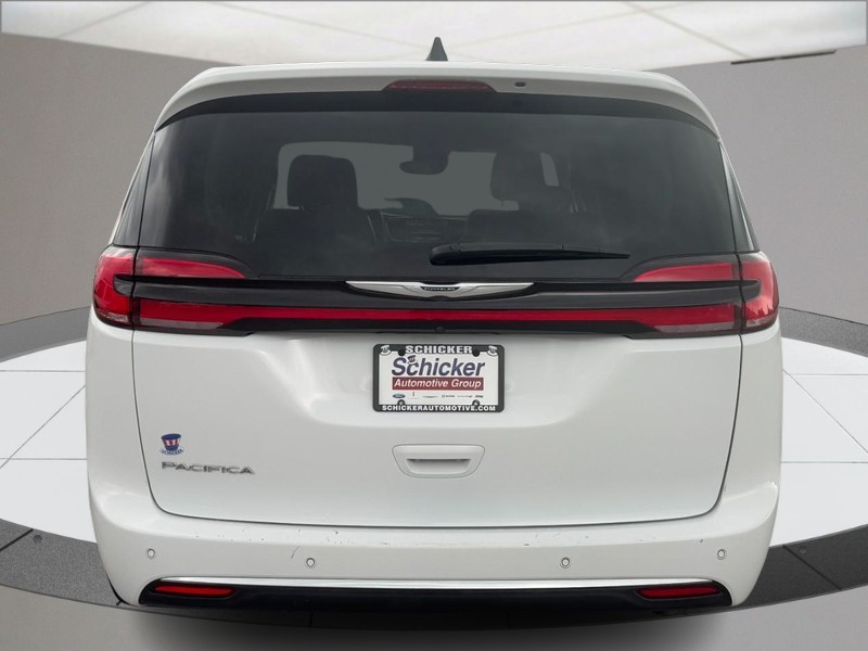 Chrysler Pacifica Vehicle Full-screen Gallery Image 04