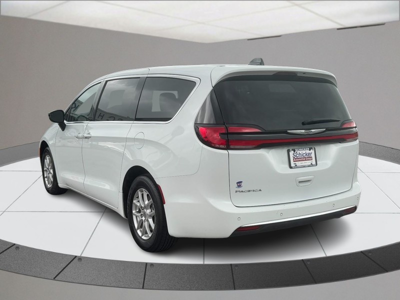 Chrysler Pacifica Vehicle Full-screen Gallery Image 06