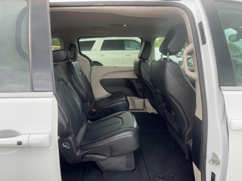 Chrysler Pacifica Vehicle Full-screen Gallery Image 10