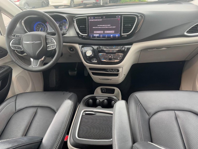 Chrysler Pacifica Vehicle Full-screen Gallery Image 11