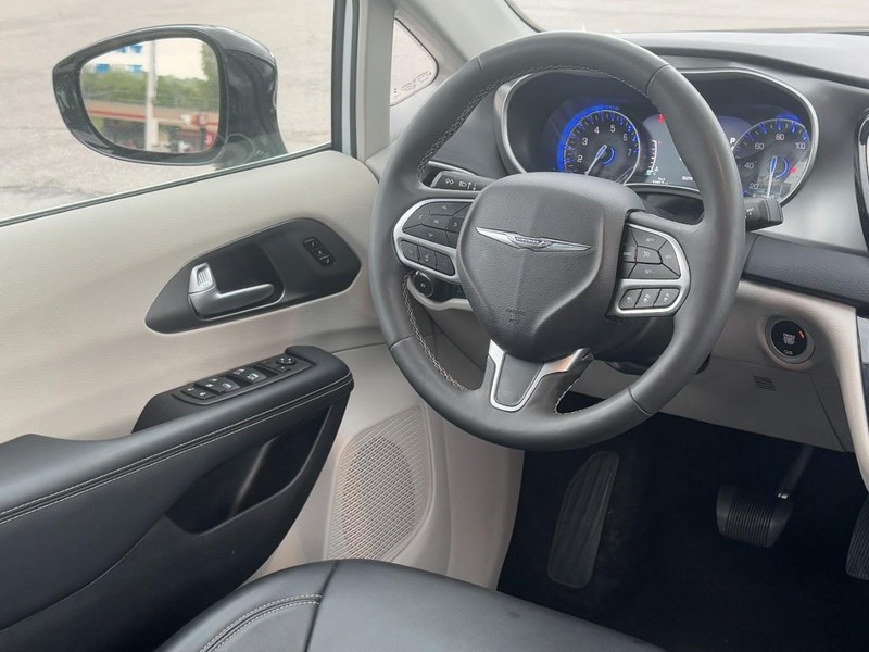 Chrysler Pacifica Vehicle Full-screen Gallery Image 12
