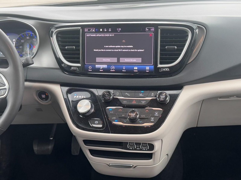 Chrysler Pacifica Vehicle Full-screen Gallery Image 13