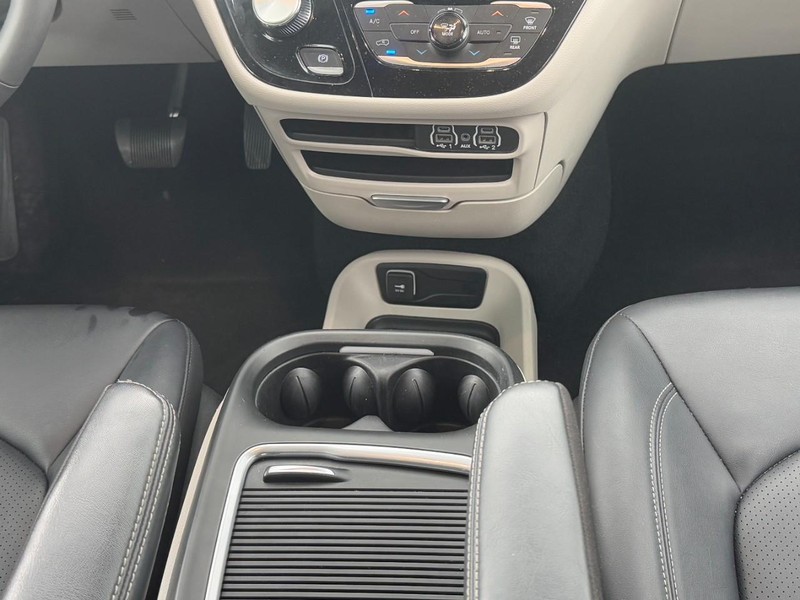 Chrysler Pacifica Vehicle Full-screen Gallery Image 14