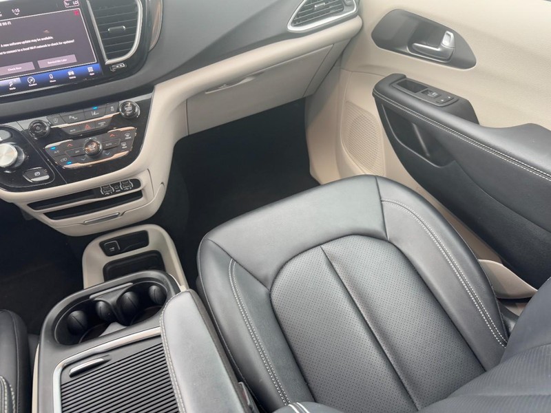 Chrysler Pacifica Vehicle Full-screen Gallery Image 15