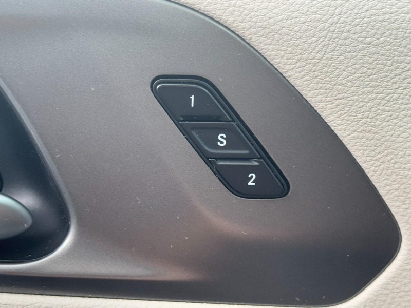 Chrysler Pacifica Vehicle Full-screen Gallery Image 16