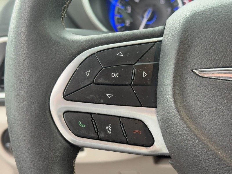 Chrysler Pacifica Vehicle Full-screen Gallery Image 17