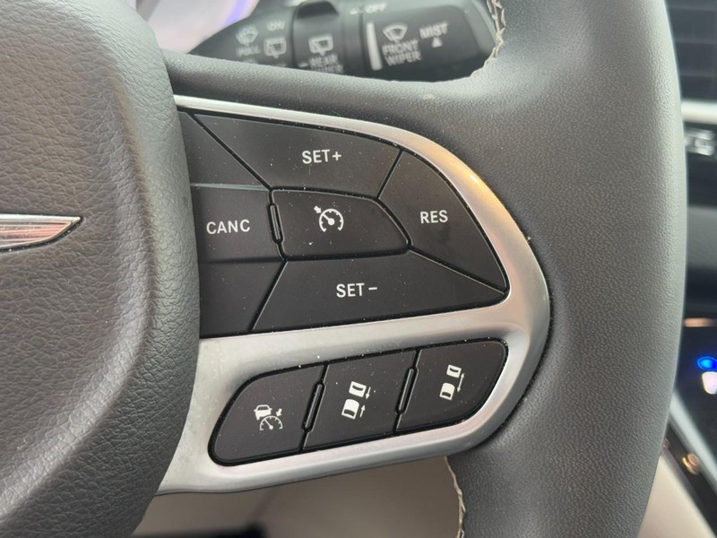 Chrysler Pacifica Vehicle Full-screen Gallery Image 18