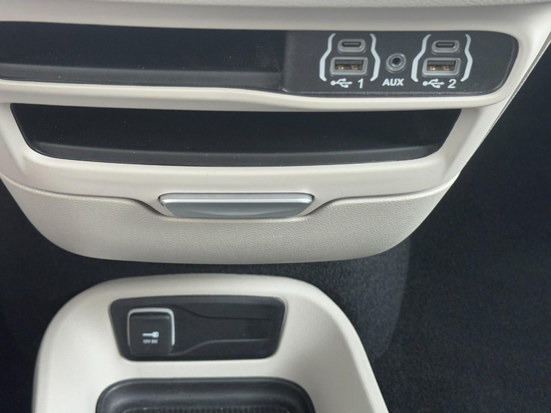 Chrysler Pacifica Vehicle Full-screen Gallery Image 20