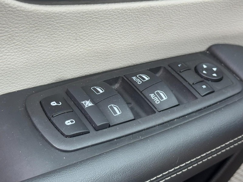 Chrysler Pacifica Vehicle Full-screen Gallery Image 23