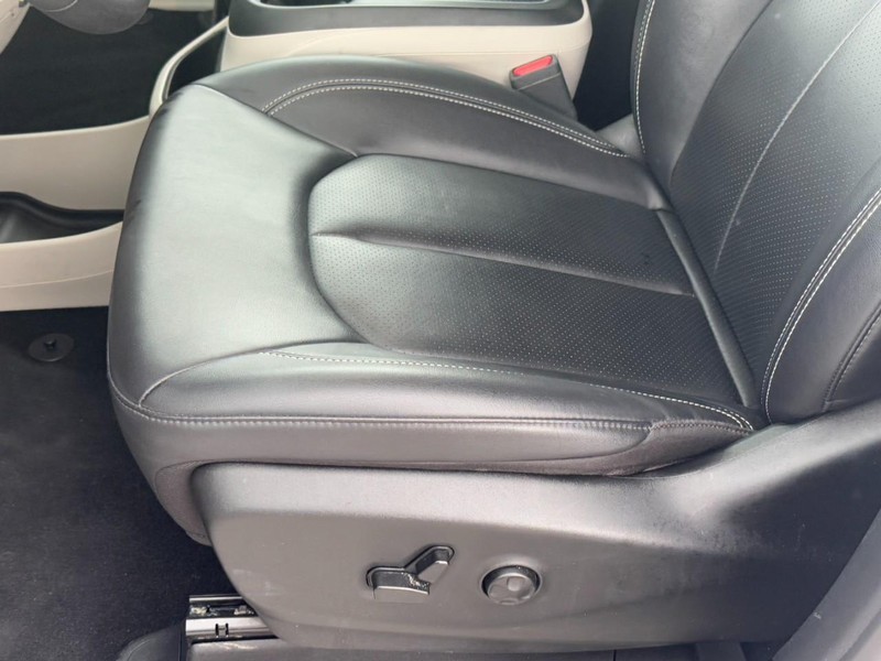 Chrysler Pacifica Vehicle Full-screen Gallery Image 24
