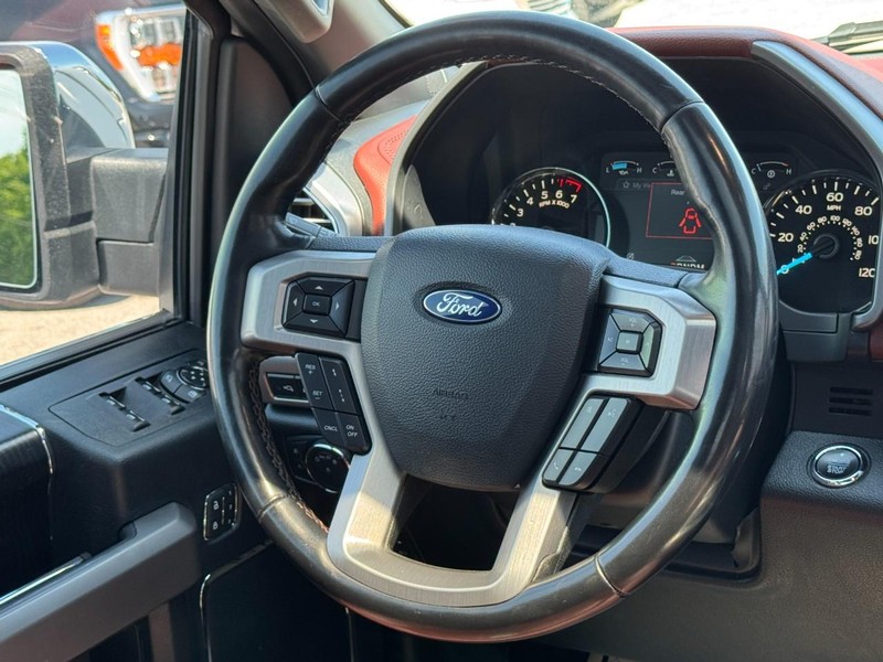 Ford F-150 Vehicle Full-screen Gallery Image 12