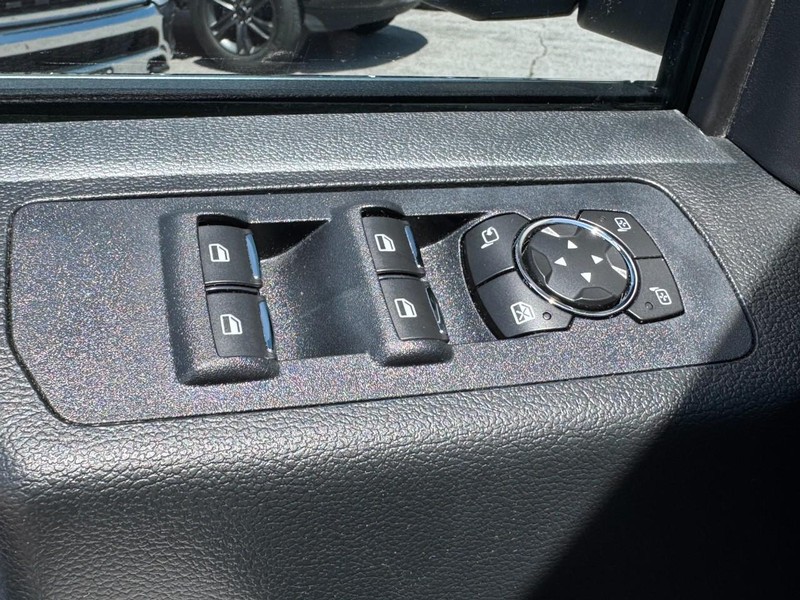 Ford F-150 Vehicle Full-screen Gallery Image 16