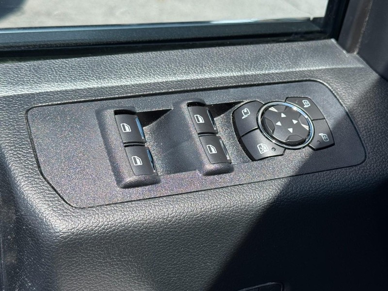 Ford F-150 Vehicle Full-screen Gallery Image 24