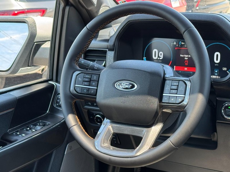 Ford F-150 Vehicle Full-screen Gallery Image 12
