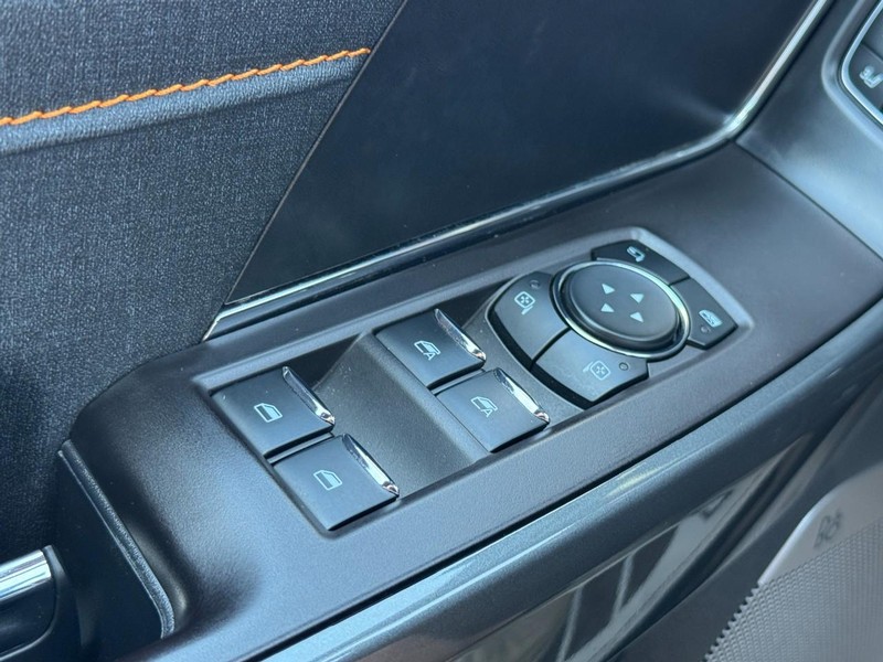 Ford F-150 Vehicle Full-screen Gallery Image 23