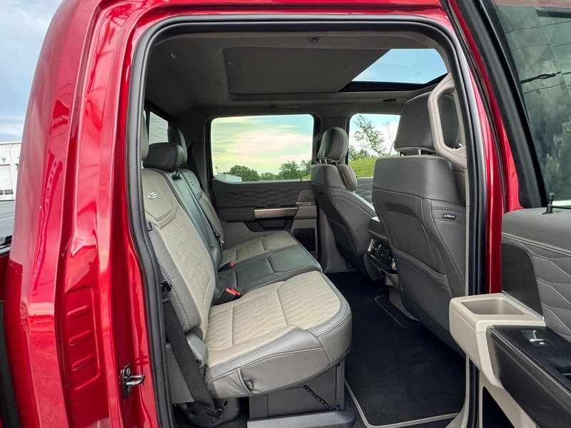 Ford Super Duty F-450 DRW Vehicle Full-screen Gallery Image 09