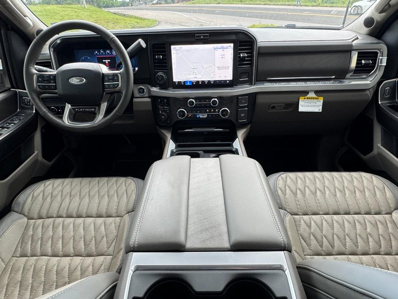 Ford Super Duty F-450 DRW Vehicle Full-screen Gallery Image 10