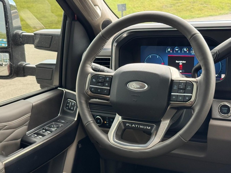Ford Super Duty F-450 DRW Vehicle Full-screen Gallery Image 11