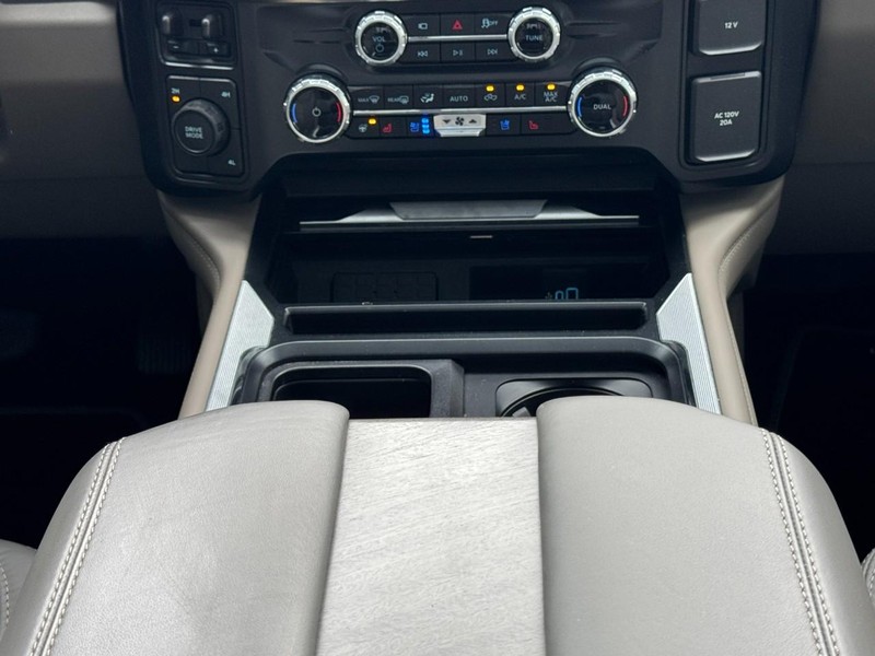Ford Super Duty F-450 DRW Vehicle Full-screen Gallery Image 13