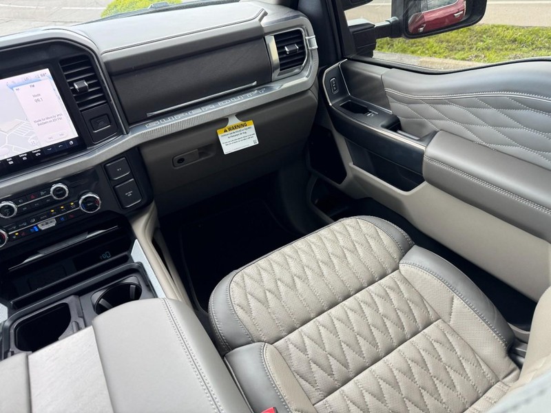 Ford Super Duty F-450 DRW Vehicle Full-screen Gallery Image 14